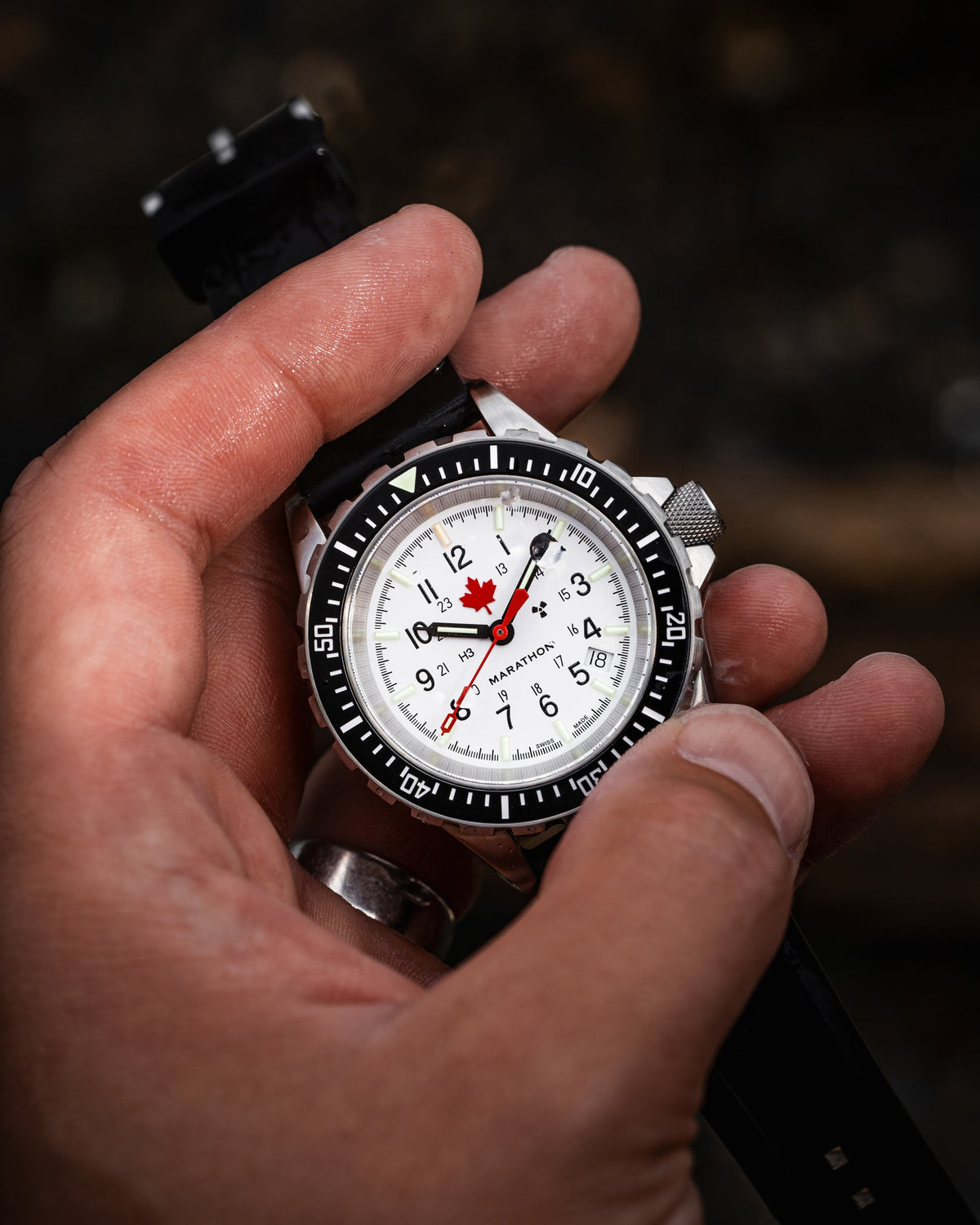 Comment entretenir votre montre de marathon pour des performances optimales et une précision militaire image